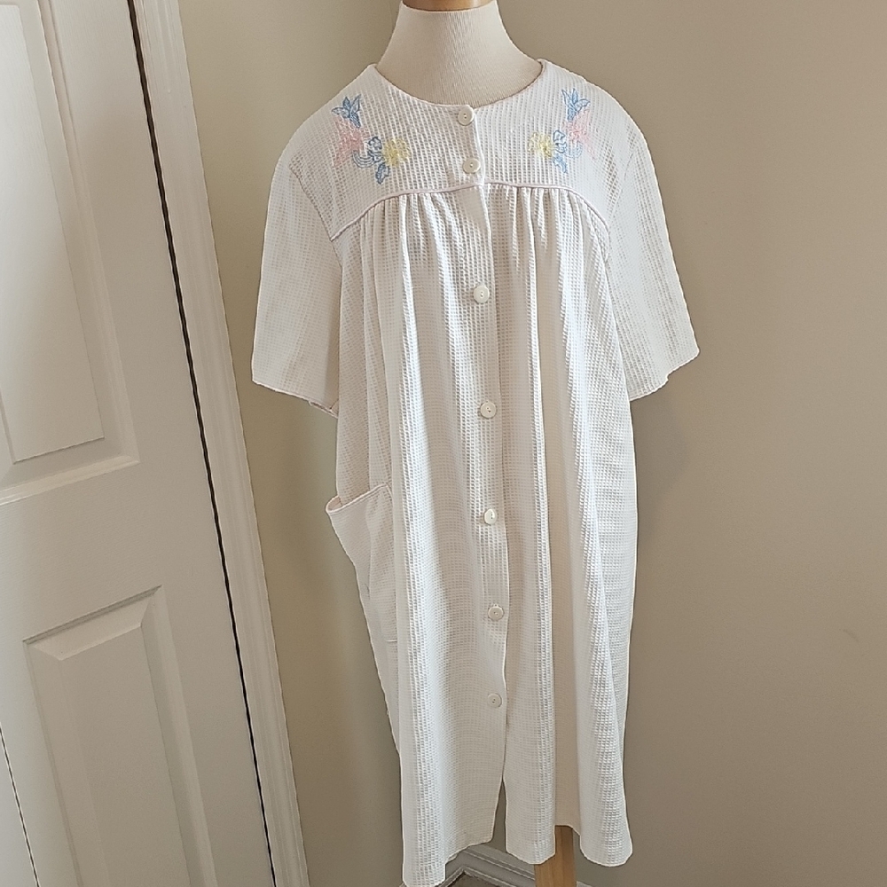 Hamilton White Textured Fabric Womens Robe. White With Enbroidery Big Pocket Med